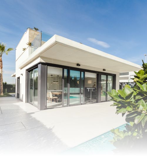 Modernes Haus mit hochwertigen Fenstern und Türen von Arnold GmbH